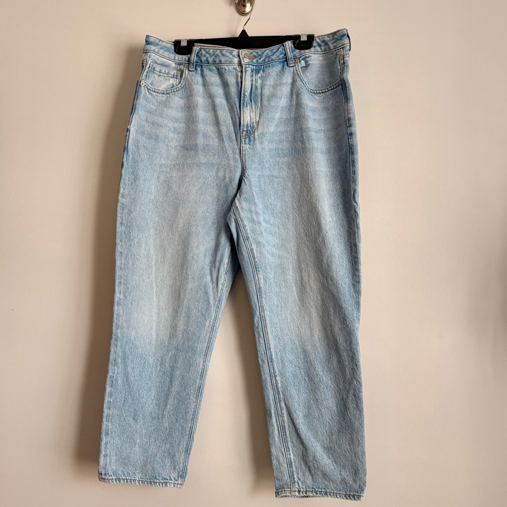 American Eagle Outfitters Light Wash Mom Jean